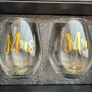 Verre Esprit Mr And Mrs Set Of 2
Crystal Stemless Wine Glasses with Gold Accents